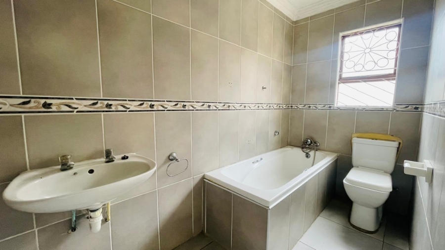 4 Bedroom Property for Sale in Sunnyridge Eastern Cape